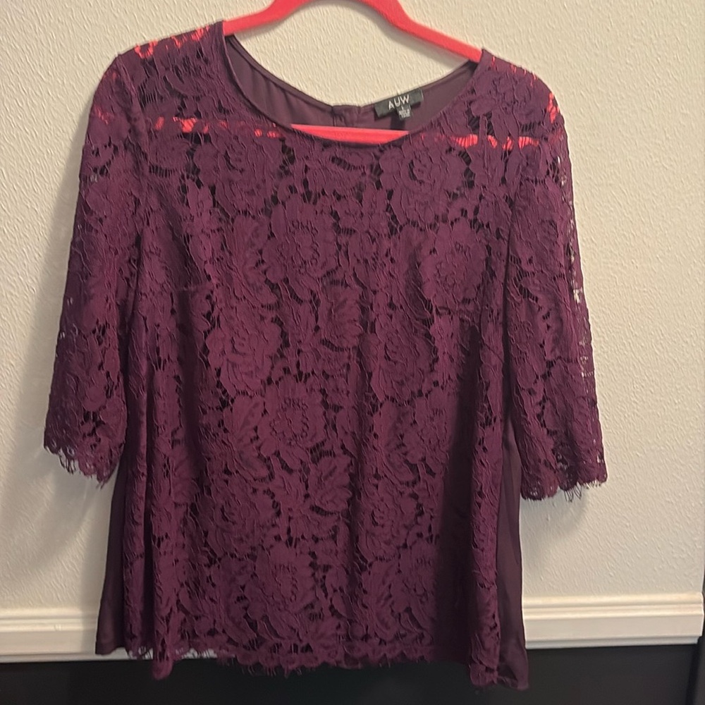 AUW lacy top that is lined. Size large.